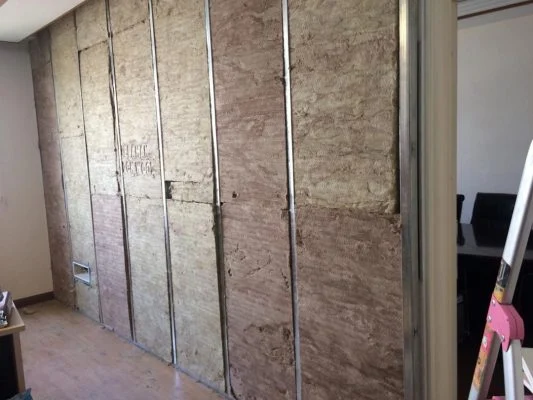 How effective is the sound insulation of the common wall cladding?